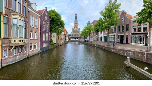 Das Stadtbild in Alkmaar mit dem Waagplein-Platz. Niederlande, Europa.  