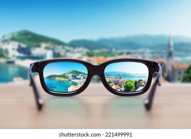 Cityscape focado em lentes de óculos
