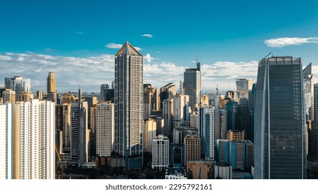 El paisaje urbano de Makati. Es una ciudad en Filipinas conocida por los rascacielos y los centros comerciales del distrito central de negocios de Makati