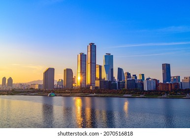 Cityscape Night View Of Yeouido, Seoul At Sunrise Time