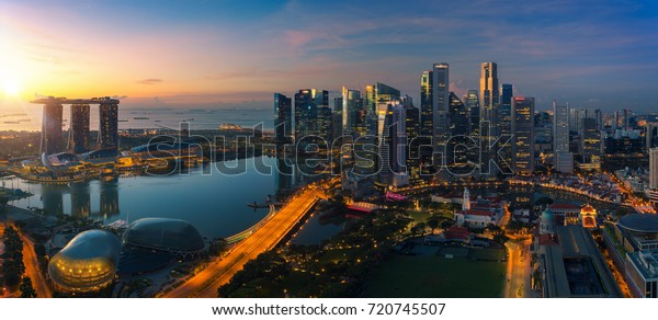 シンガポールの都市の日の出と朝の時間に建物の街並み ホテルのルーフトップバーから写真を撮る の写真素材 今すぐ編集
