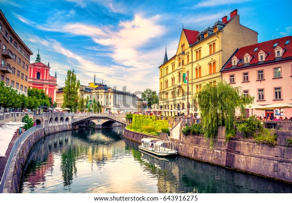 リュブリャナ古い町のリュブリャニカ川の運河に面した町並み リュブリャナはスロベニアの首都で ヨーロッパの有名な観光地です の写真素材 今すぐ編集