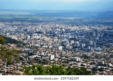 ciudad foto panorámica edificios  montañas y cielo