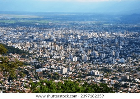 ciudad foto panorámica edificios  montañas y cielo