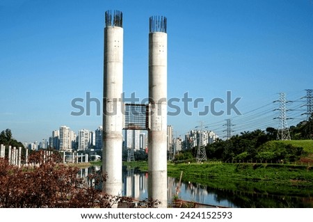 Civil construction working on a project involving support pillars made of concrete and steel and with circular geometry