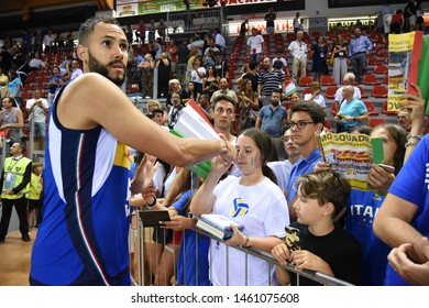 Civitanova Marche, Italy, July 24 2019 Osmany Juantorena Firma Autografi During The Test Match Italia Vs Slovenia 2019 VOLLEY NAZIONALI ITALIANE