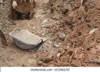 Clam Shell Plastic Basket For Taking Soil In Construction Site, Simple Equipment For Mason Labor Moving Soil Or Sand.