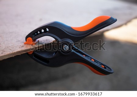 Clamp fixed on a tree, clamp construction, construction work process repair, Clamping equipment for needlework, carpentry