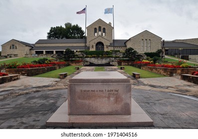 Claremore, OK, USA - Oct. 6, 2019: The Tomb Of American Entertainer And Writer Will Rogers At The Will Rogers Memorial Museum In Claremore, Oklahoma. Rogers Died In A Plane Crash In Alaska In 1935.