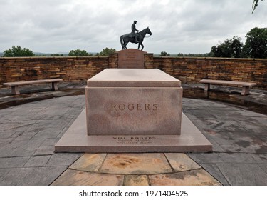 Claremore, OK, USA - Oct. 6, 2019: The Tomb Of American Entertainer And Writer Will Rogers At The Will Rogers Memorial Museum In Claremore, Oklahoma. Rogers Died In A Plane Crash In Alaska In 1935.