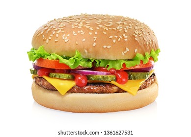 Классический чизбургер с говяжьей котлетой, солеными огурцами, сыром, помидорами, луком, листьями салата и кетчупом, выделенными на белом фоне.