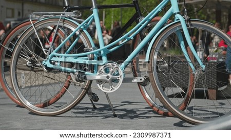 Classic City Bikes Parked by Busy Boulevard on Sunny Spring Day Foto stock © 