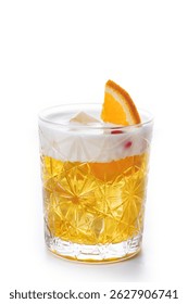 Cóctel clásico whisky sour aislado sobre fondo blanco
