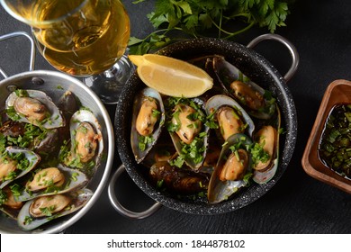 Classic French Meal Moules Marinière  Marinara Mussels With Garlic, Sauce, Lemon And Parsley. 