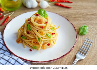 
				Classic Italian Pasta"Spaghetti,aglio,olio e pepperoni",spaghetti with garlics,olive oil and chilli peppers on plate with wooden table background. Simple and easy vegetarian dish.Copy space