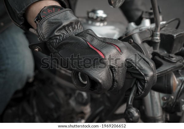 classic\
leather gloves for a gentle bikers          \
