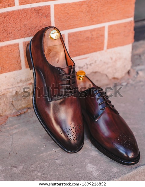 Classic\
leather man derby shoes with brick background\
