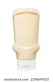 Mayonesa orgánica ligera clásica en frasco de plástico sobre blanco.