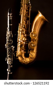 Klassische Musik Saxophon und Klarinette auf schwarzem Hintergrund
