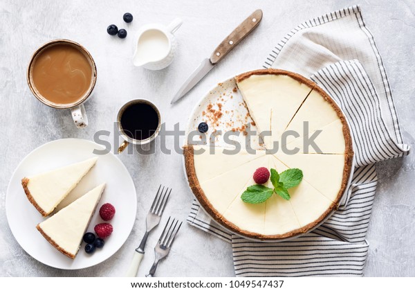 白いコンクリートの背景にクラシックニューヨークチーズケークとコーヒー トップビュー コーヒー チーズケーキ の写真素材 今すぐ編集