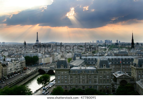 フランスのパリのクラシックパノラマ ノートルダム ド パリから日没の景色が見える 左側にエッフェル塔 アイランド ド ラ サイトの前線にある歴史的な建物 の写真素材 今すぐ編集