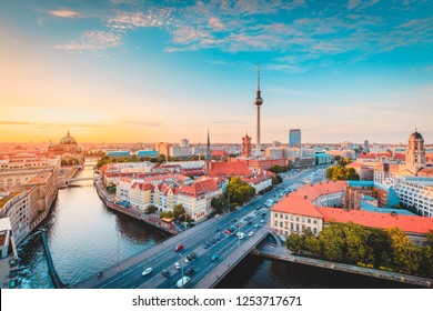 Klassische Sicht auf die Berliner Skyline mit berühmtem Fernsehturm und Spree in schönem goldenem Abendlicht bei Sonnenuntergang, zentral Berlin Mitte, Deutschland