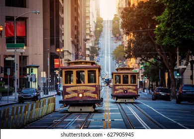 Klassische Sicht auf historische traditionelle Cable Cars, die auf der berühmten California Street im Morgenlicht bei Sonnenaufgang fahren, mit Retro-Vintage-Stil Kreuzbearbeitungsfilter-Effekt, San Francisco, Kalifornien, USA