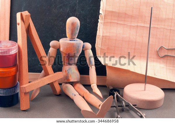 Classic wooden dummy\
and other art tools.