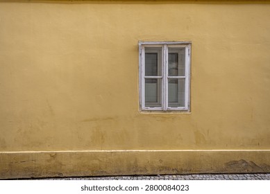 Classical facade with repeated windows and pavement