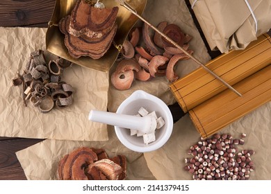 Classification and preparation of medicinal materials in Chinese medicine - Shutterstock ID 2141379415