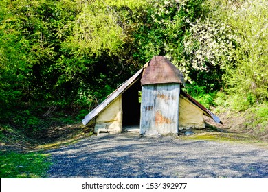 Clay Hut In Historic Chinese Settlement During Gold Rush In Year 1867-8 In Arrowtown New Zealand 