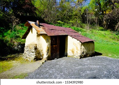 Clay Hut In Historic Chinese Settlement During Gold Rush In Year 1867-8 In Arrowtown New Zealand 