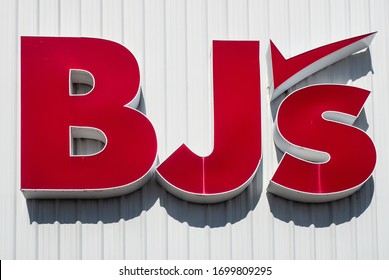 Clay, New York, USA. April 10, 2020. Exterior Wall With The BJ'S Logo At A BJ'S Wholesale Club In Clay, NY