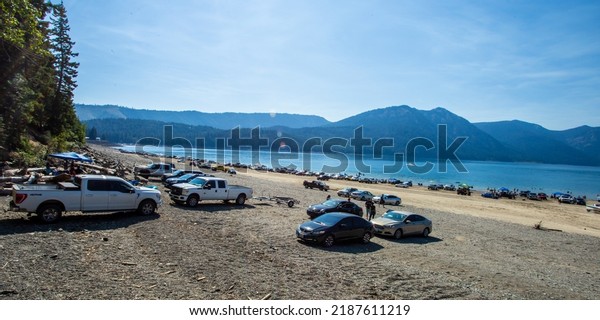 \
 Cle Elum, Washington - 08 07 2022: Cle\
Elum Lake water sports tail gate with jet skis. Cars are parked\
along the beach for boat launches. This lake is 1 hour away from\
Leavenworth Washington.