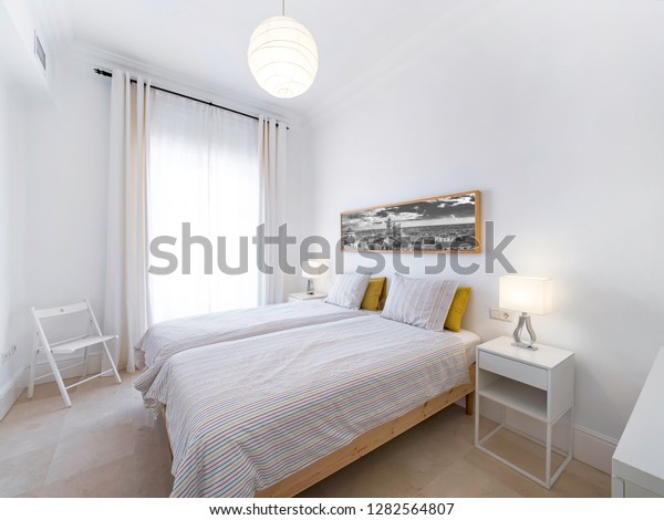 Sauberes Helles Schlafzimmer Mit Bett Bettdecken Stockfoto Jetzt Bearbeiten