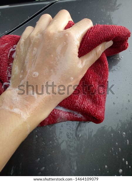 Clean the dirt on the car./ cleanser for car. /\
wash a car of hand.