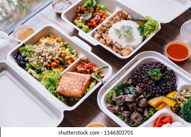 Clean Food Meal Boxes: Rice And Rice Berry With Beef, Salmon And Chicken In Various Vegetables And Salad For Good Health.