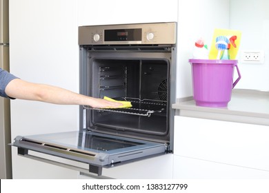 Clean The Kitchen Oven With Cleaning Materials