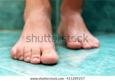 Clean male toes without any dermatological issues.