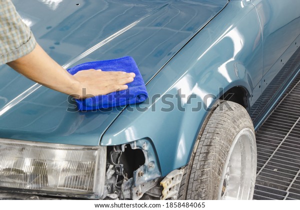 Clean and wipe the car\
dust