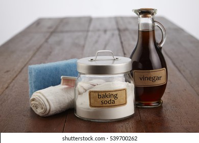 cleaning agent baking soda with vinegar