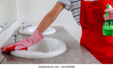 Cleaning Bathroom Sink With Spray Bottle.