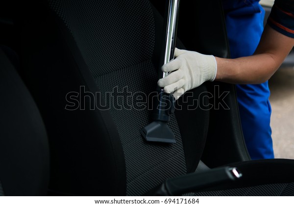 Cleaning the car's seat vacuum cleaners from dust,
to prepare for sale