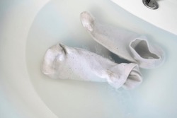 Reinigung Schmutziger Socken Im Spülwasser Mit Waschmittel.