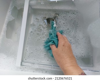 Cleaning The Fridge And Freezer 