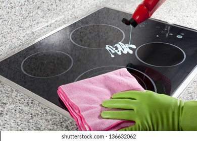 Cleaning the hob with special liquid