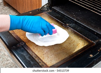 Cleaning Kitchen Oven