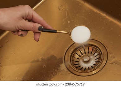 Limpiando el fregadero de la cocina con soda bakIng para mantener los lavabos drenando bien y evitar los atascos. Solución segura, eficaz, barata y natural para drenajes obstruidos.