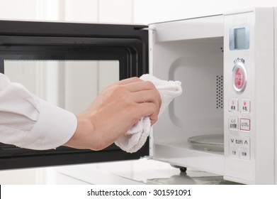 Cleaning The Microwave Oven