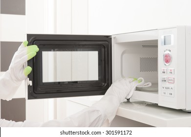 Cleaning The Microwave Oven